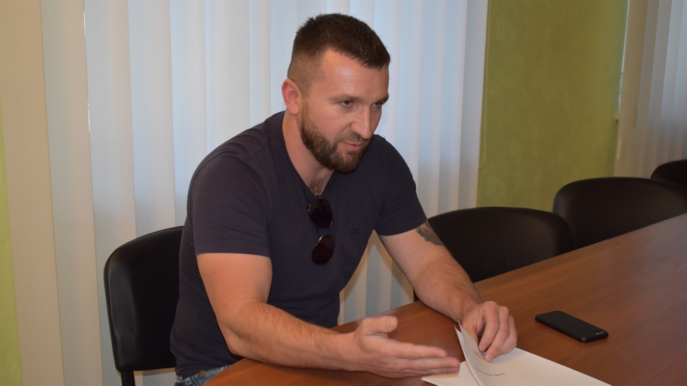 У Нижніх Сірогозах Зе-нардеп Володимир Іванов відкрив громадську приймальню 