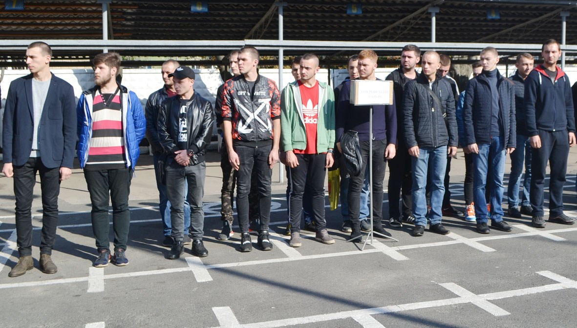 У військкоматі до армії проводжали призовників регіону 
