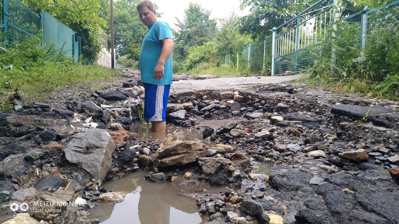 «Можна ноги зламати»: по вулиці Єсеніна негода розмила дорогу на метр