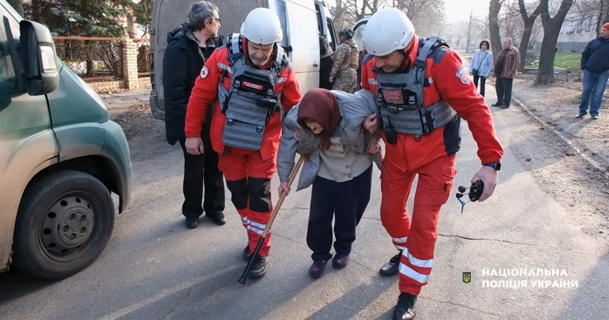 З Миколаївки вивезли 22 людей. Серед них чоловік з епілепсією і жінка з уламком у куртці
