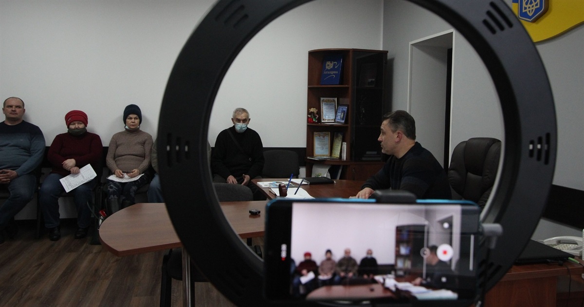 Пофамильно: Ханатову сказали, кто не платит за мусор, а также, где еще потекли крыши, и другое