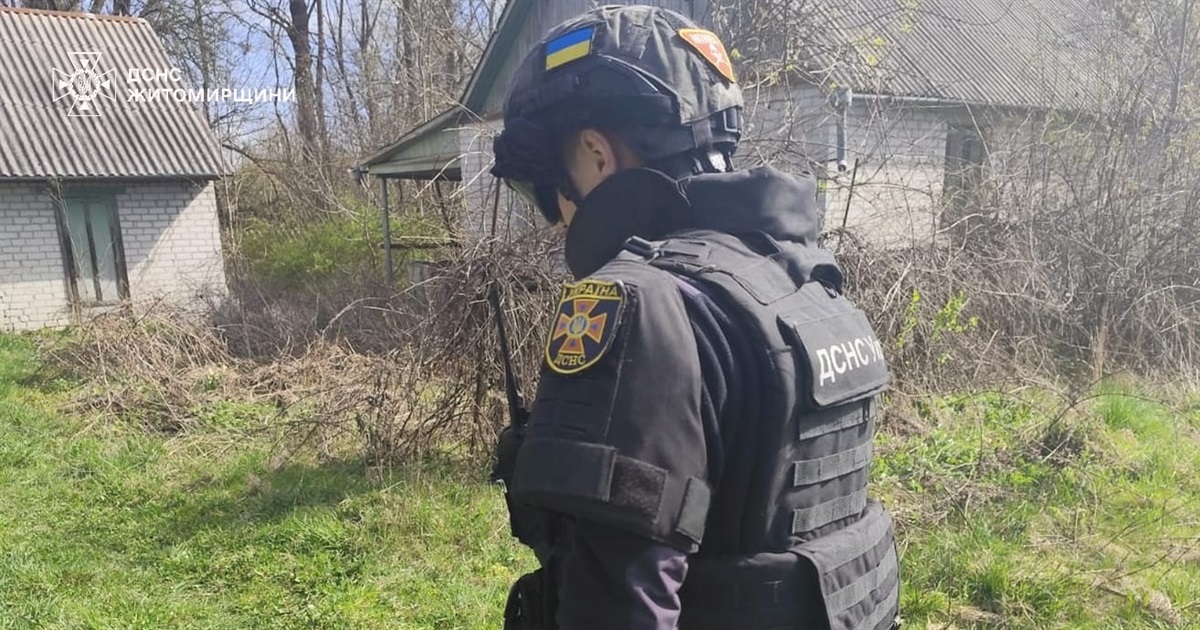 Снаряд на городі: на Звягельщині під час земляних робіт місцеві виявили небезпечну знахідку