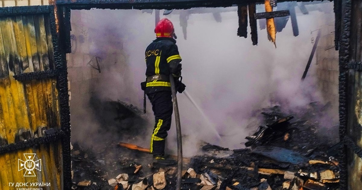 Пожежа на Кагарлик-2: горіли господарчі споруди