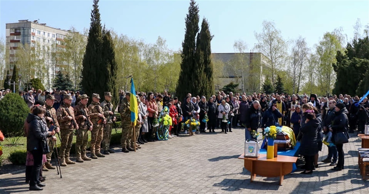Поклав життя за Україну: Нетішинська громада попрощалася з Героєм Олегом Дубичем