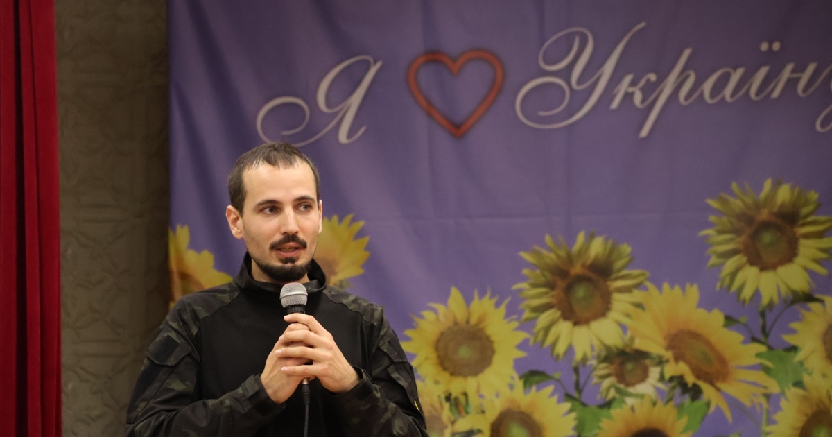 Зустріч із поетом і воїном: у Південноукраїнську відбувся поетичний діалог із Сашком Обрієм