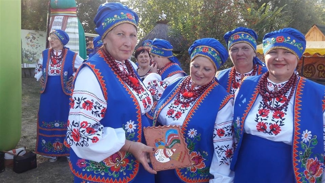 Новочервонівський ансамбль "Молодушки" на Сорочинській ярмарці