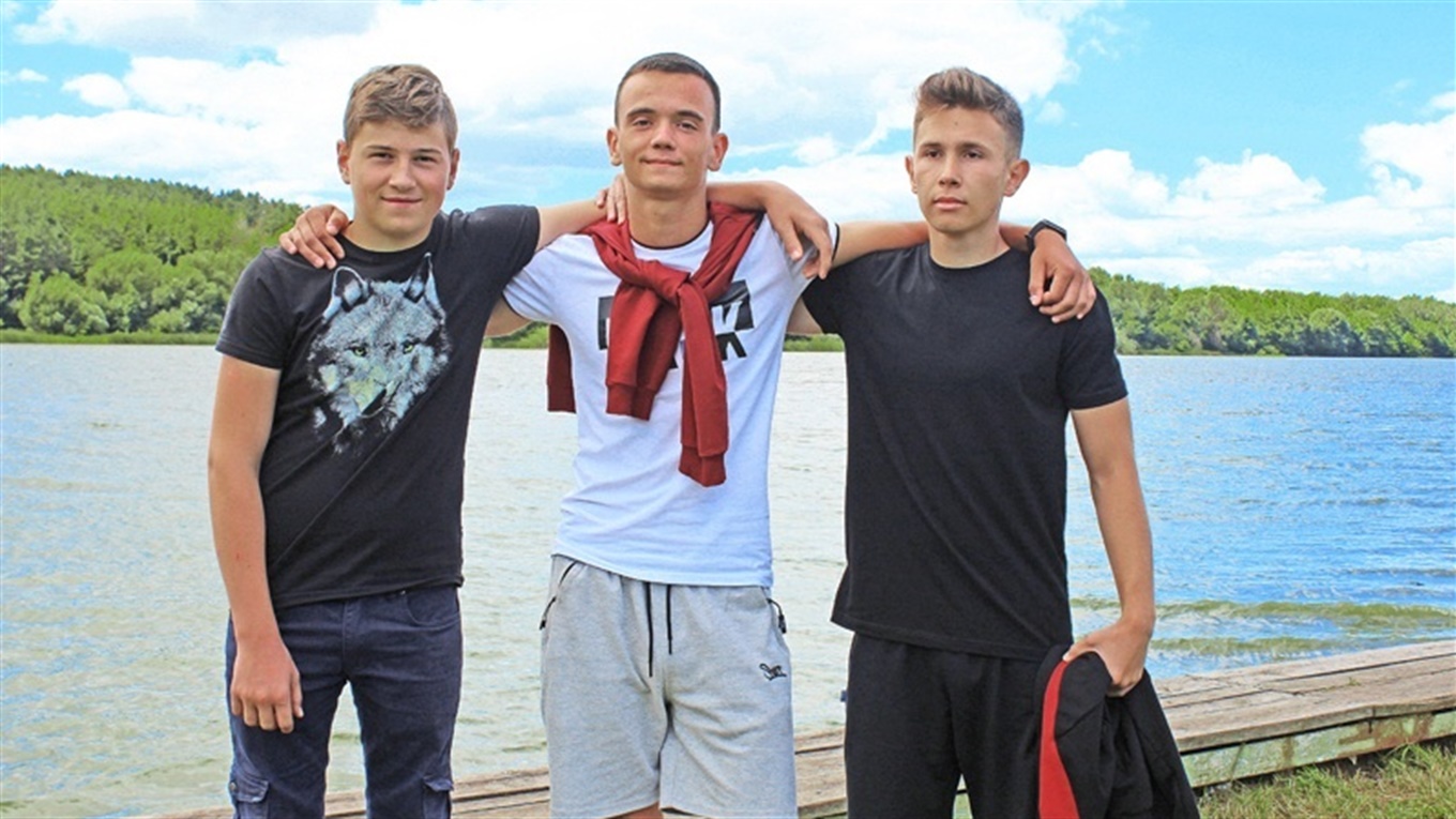 Троє друзів у Станіславчику врятували жінку, яка тонула у воді: відео