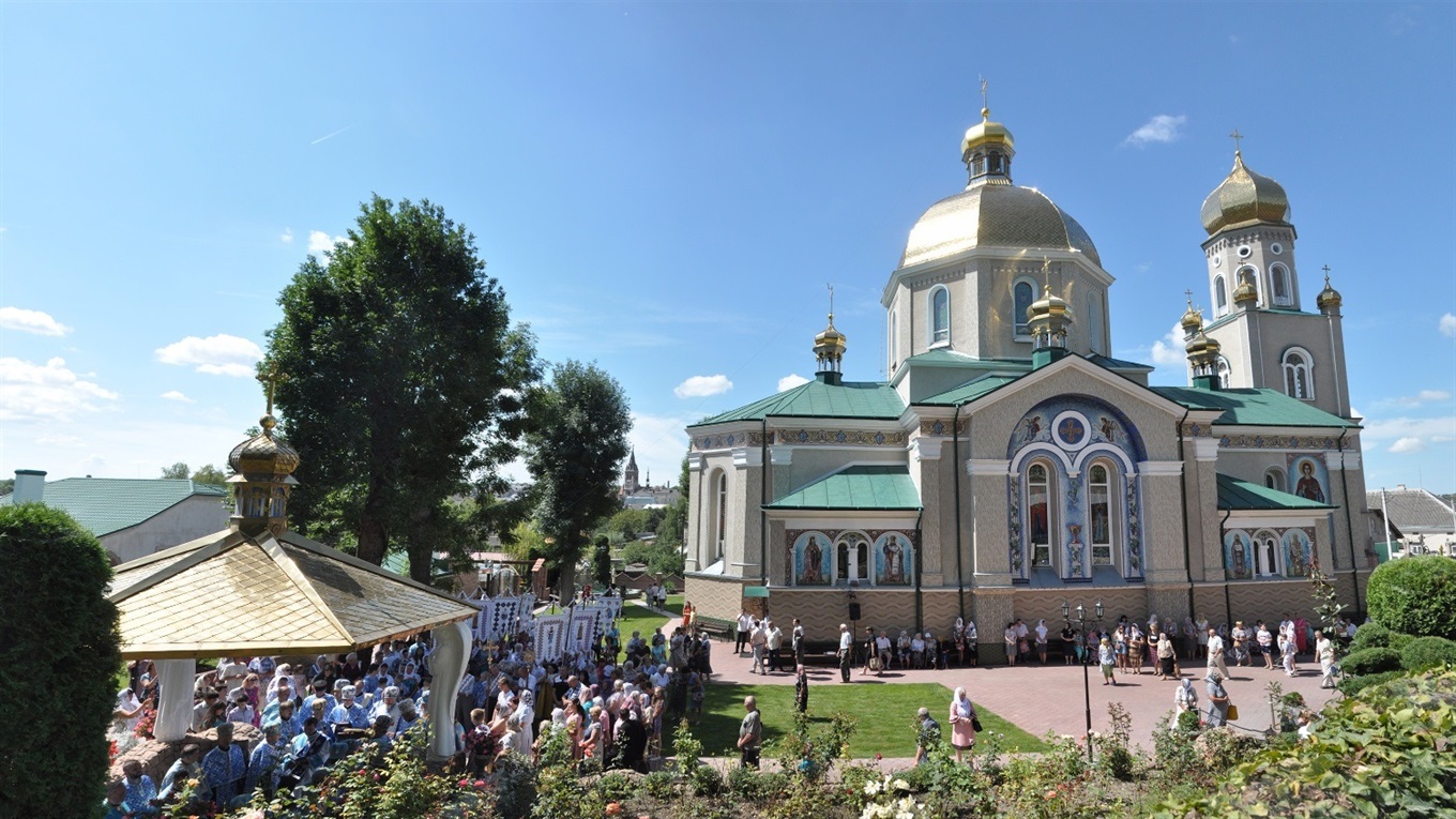 Як «Всецариця» у Чорткові попри карантин купу люду на прощу зібрала (+ фото)