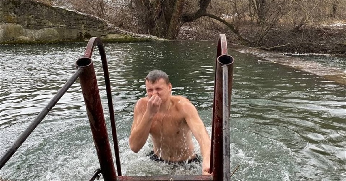 Святили воду, пірнали в річку та грілися у наметах. Як городоччани святкували Хрещення Господнє