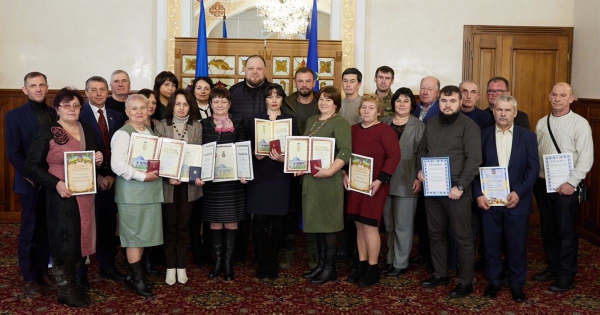 На Київщині відзначили освітян, міжнародні партнери передають Україні генератори: хроніка доби