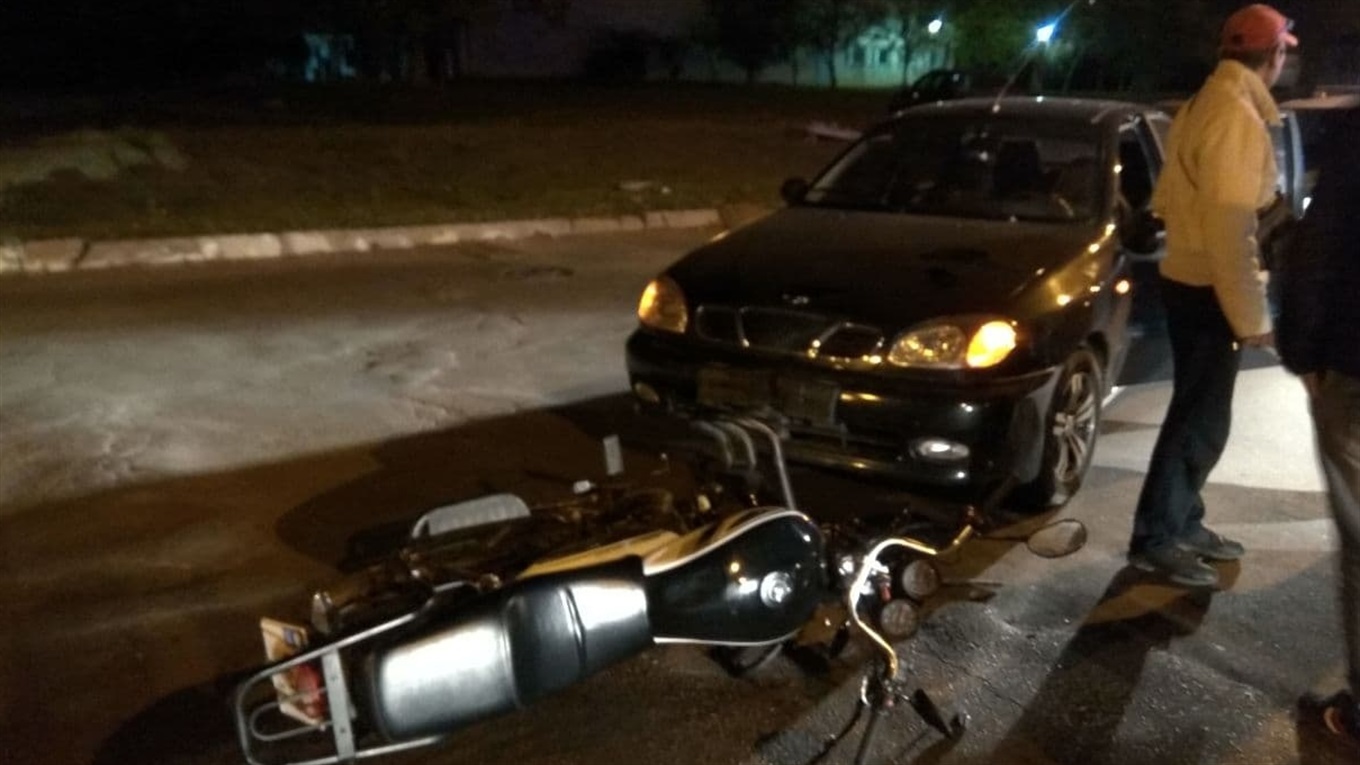 Автівка наїхала на мотоцикл, яким керував неповнолітній южноукраїнець. Репортаж з місця події