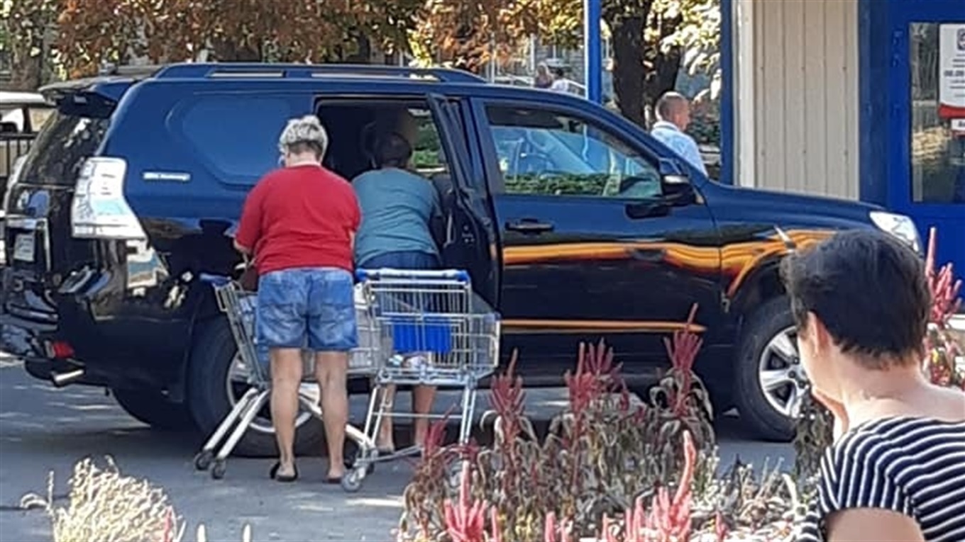 У Волновасі водій на позашляховику заїхав прямо до дверей "АТБ", порушуючи правила дорожнього руху