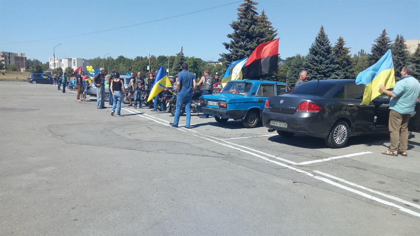 Їли мед, каталися містом та слухали живу музику: як лозівчани відзначили День Незалежності України
