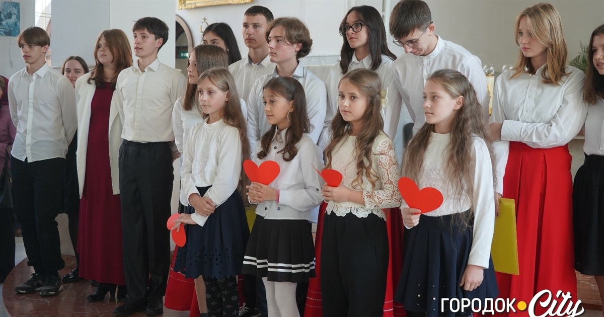 Благодійність та молитва: Городоцький ліцей №3 присвятив виставу Папі Римському