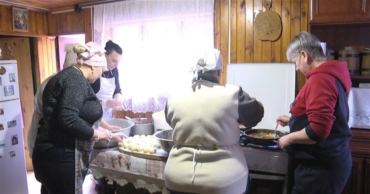 На Звягельщині п’ять жінок готують домашню їжу та через волонтерів передають військовим