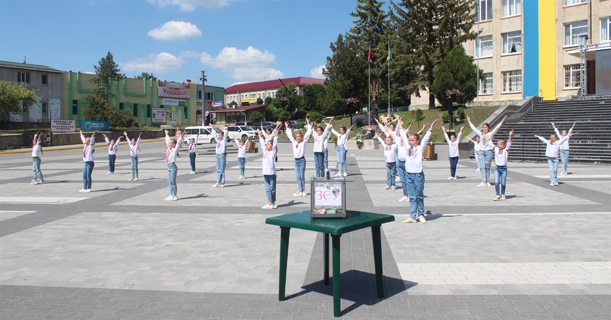 Щасливі у нещасті. Городоччани відзначили одне із найважливіших свят і зібрали кошти для військових