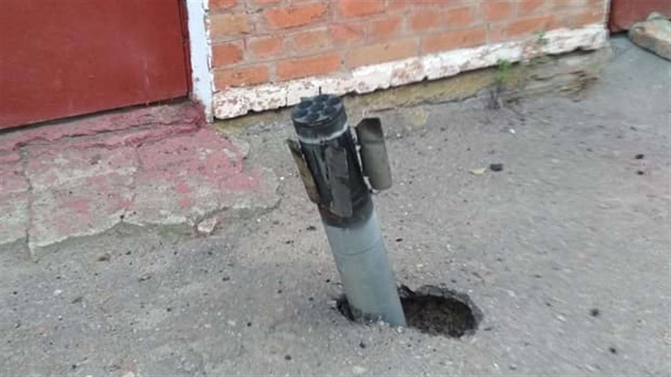 Тікали від вибухів удвох на одному велосипеді. Відео