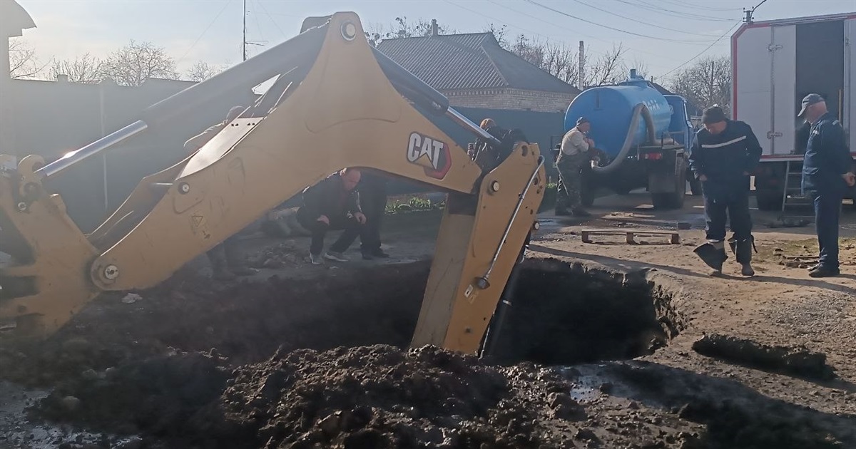У Переяславі на вулиці Космонавтів біля пошкодженого водопроводу працюють комунальники: яка ситуація