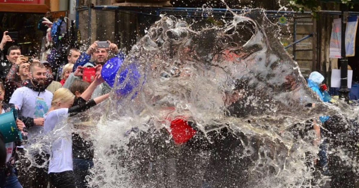 Поливаний понеділок: коли відро води – це знак симпатії