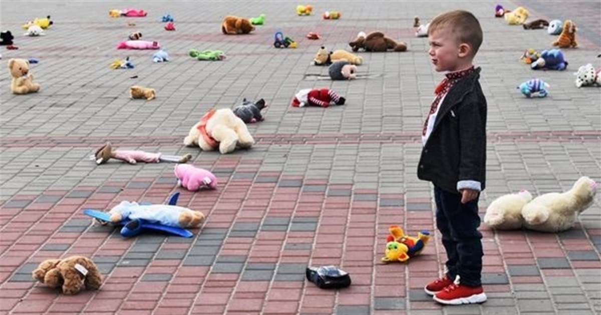 Іграшки на дорозі: в Новограді відбулась акція в пам'ять про вбитих на війні дітей