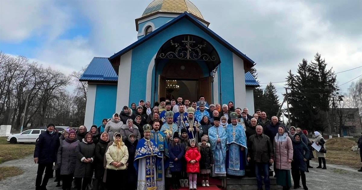 На Звягельщині єпископ Паїсій звершив освячення престолу та іконостасу нового храму