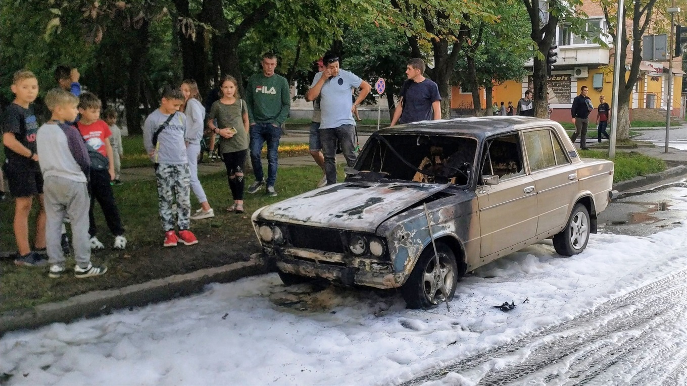 На проїжджій частині вулиці Стуса згорів автомобіль ВАЗ-2106. На щастя, обійшлося без жертв