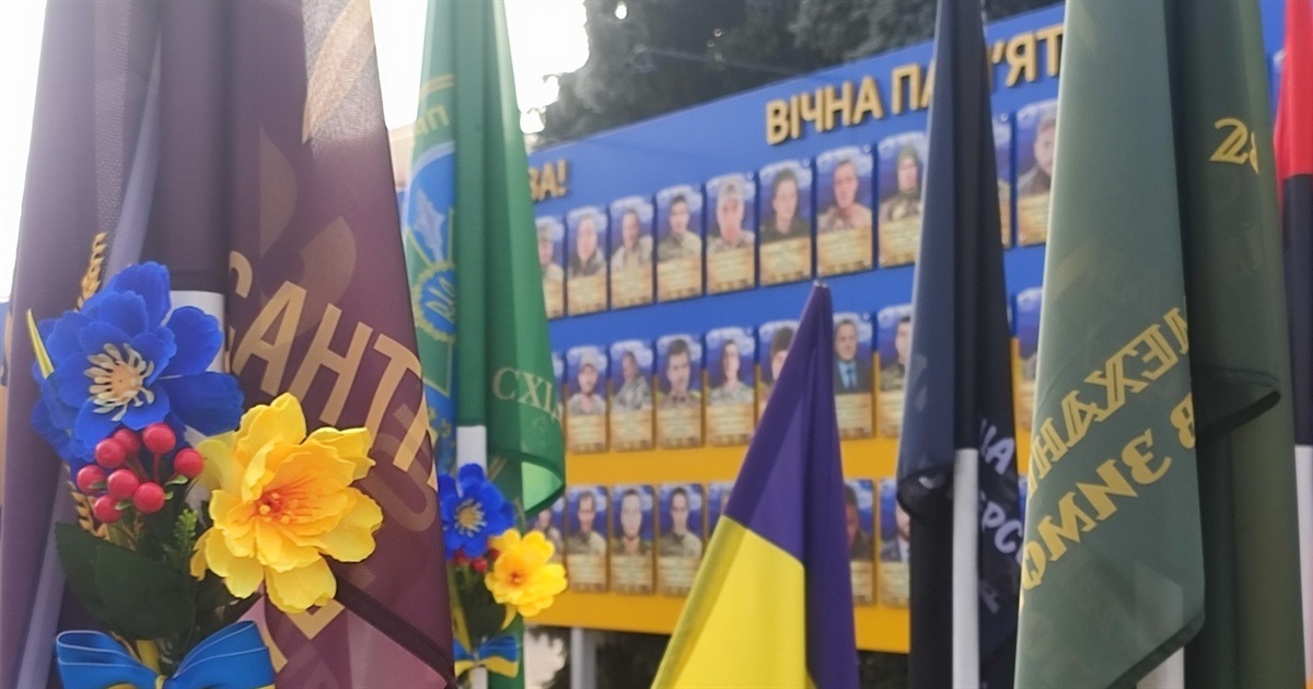 В Ізмаїлі на головній площі міста встановили бойові прапори бригад полеглих героїв-захисників