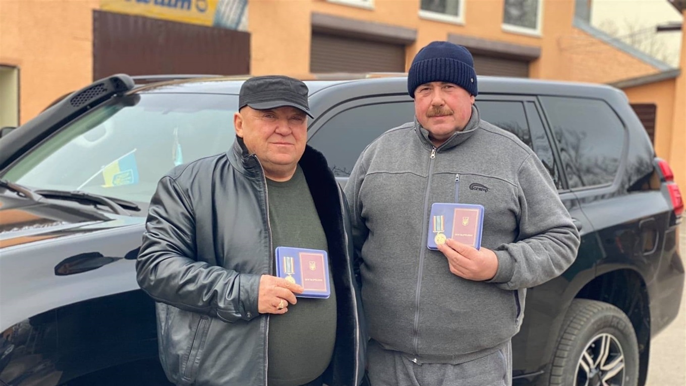 Двоє волонтерів з Сірогозщини отримали відзнаки від командування 26-ї Бердичівської артбригади