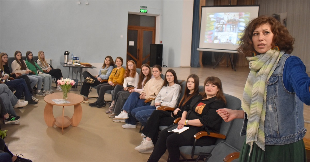Щастя у дрібницях: у Жмеринці художниця Тетяна Хьорн і «Асоціація юних жмеринчан» намалювали мурал