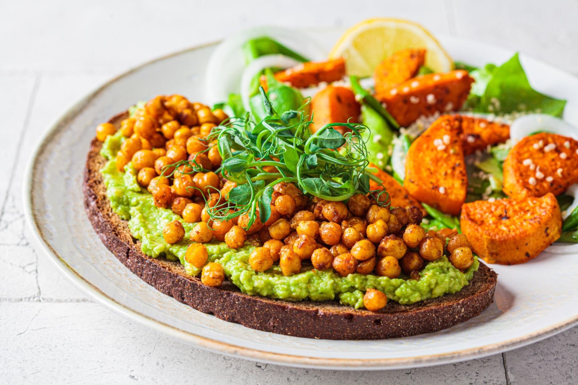 Тости з авокадо та нутом