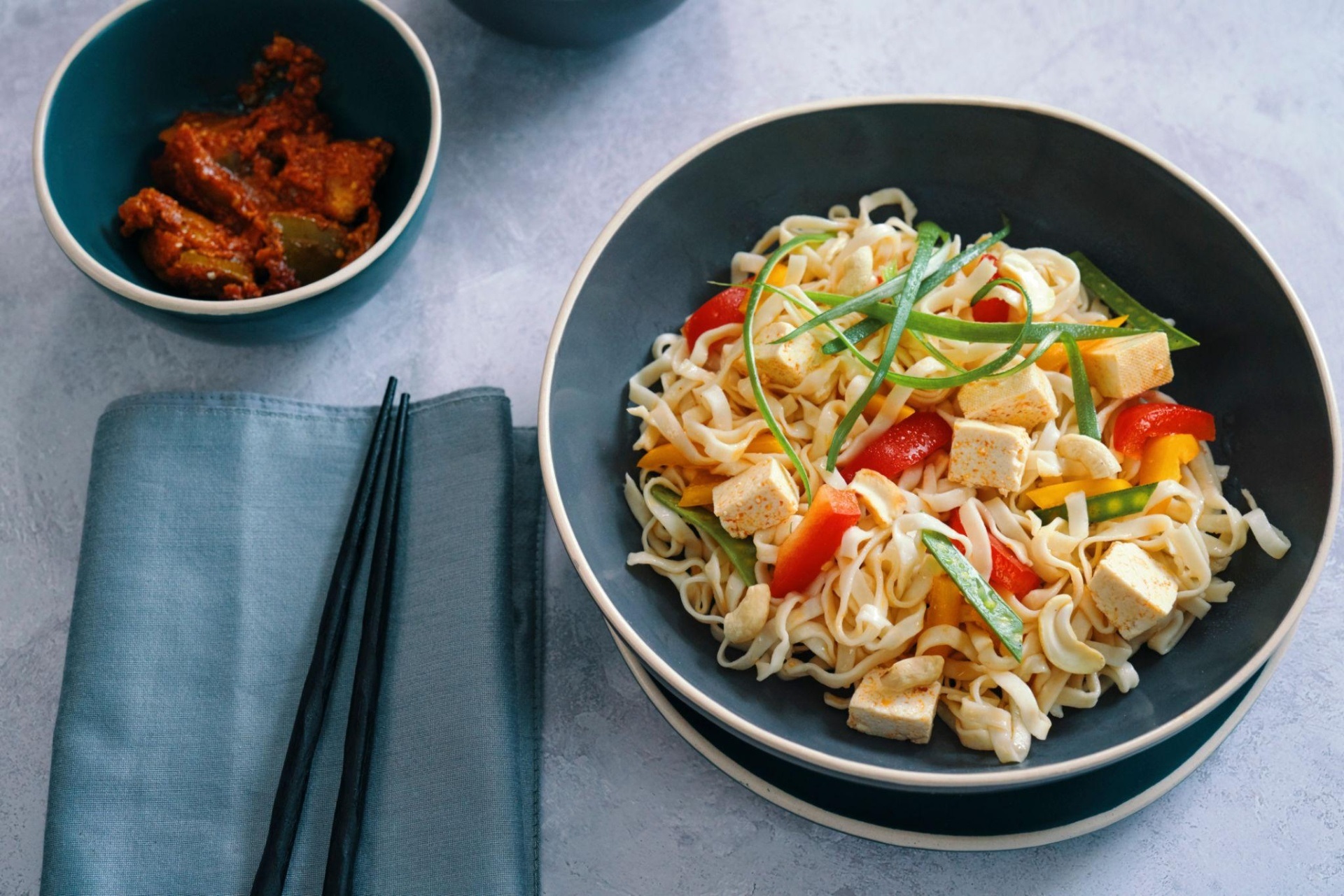 Азійський суп з локшиною та овочами