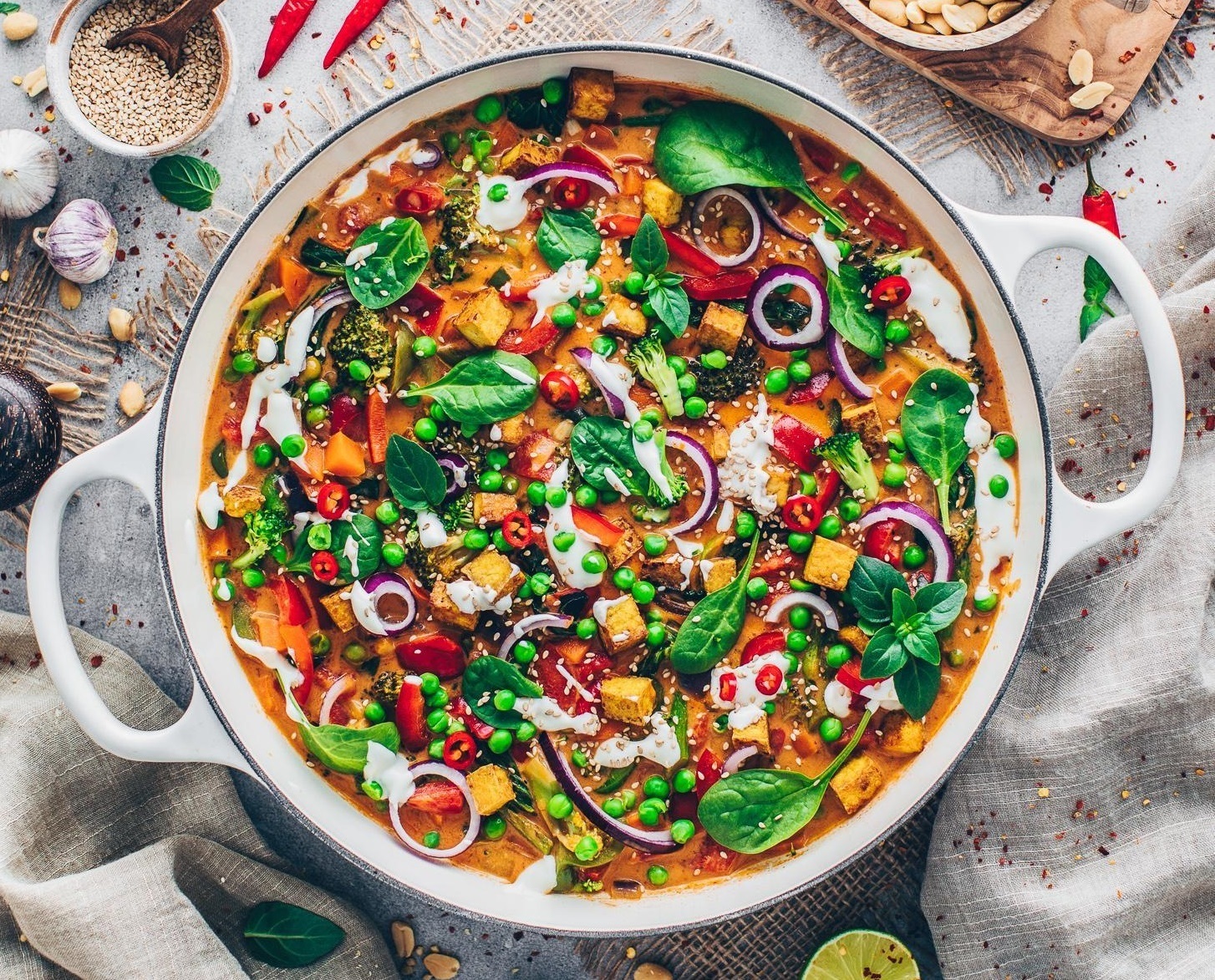 Червоне карі з нутом і кокосовим молоком