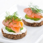 Канапе з огірком і лососем