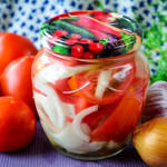 Мариновані помідори з цибулею