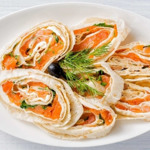 Рулети з лаваша з лососем