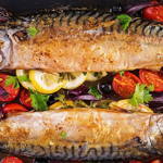 Запечена скумбрія з червоною цибулею