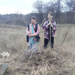 Підлітки Олександр і Лія: догляд за покинутим кладовищем