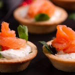 Тарталетки з крем-сиром і червоною рибою