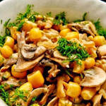  Теплий салат з печериць, кукурудзи та сиру
