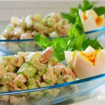 Салат з тунцем, грибами и селерою
