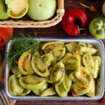 Зелені помідори мариновані шматочками