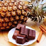 Ананасові оладки з корицею і шоколадно-ромовим соусом