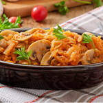 Тушкована капуста з грибами і овочами