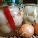 Пікантна маринована цибуля з перцем чилі