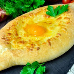 Аджарський хачапурі (у формі човника з яйцем)