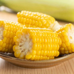 Класична варена кукурудза з вершковим маслом і сіллю