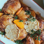 Курка, запечена з чорнобривцями та часником