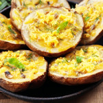 Печена картопля з грибною начинкою та горіховим соусом