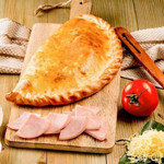 Класичне кальцоне з моцарелою та салямі