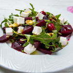 Салат з буряком, фетою та горіхами